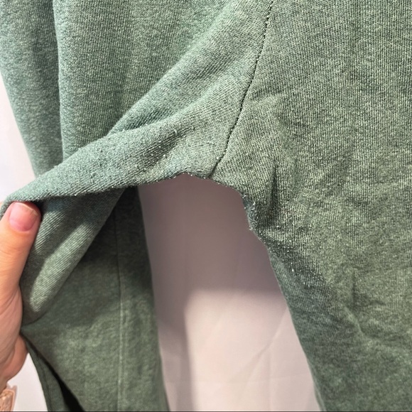 SUNDRY • pintuck cropped sage green sweatpants SIZE MEDIUM 8-10 - Picture 3 of 4